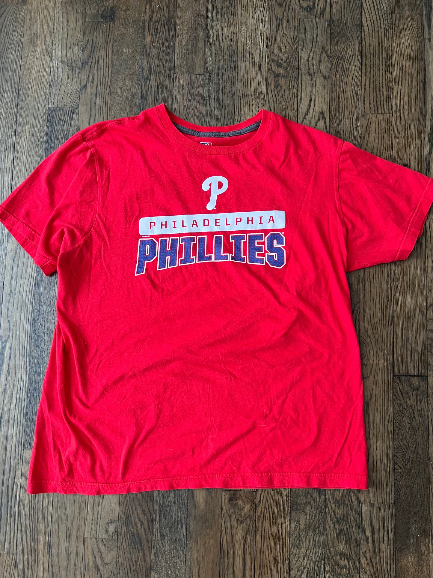 Red oversized PHILLIES tee